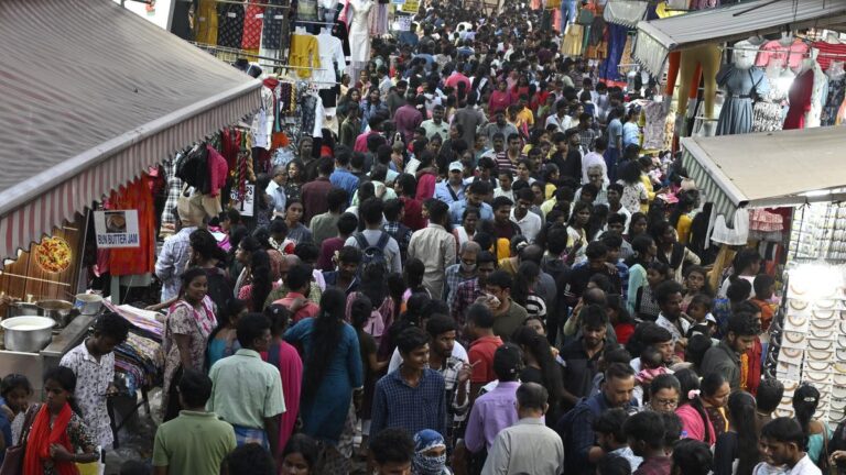 சென்னை | 3 டி புடவைகள், ‘ஆலியா’ வெட்டப்பட்ட குர்தாக்கள் மற்றும் பலவற்றை தீபாவாலிக்கான கடைசி நிமிட ஷாப்பிங் பட்டியல்களில்