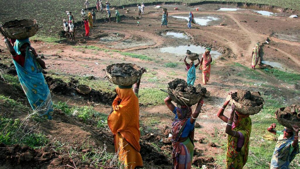 ஒரு வீட்டுக்கு சராசரி வேலை நாட்கள் MGNREGS இன் கீழ் வெறும் 44 நாட்கள் வரை உள்ளன ஒரு வீட்டுக்கு சராசரி வேலை நாட்கள் MGNREGS இன் கீழ் வெறும் 44 நாட்கள் வரை உள்ளன