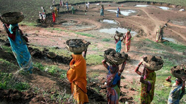 ஒரு வீட்டுக்கு சராசரி வேலை நாட்கள் MGNREGS இன் கீழ் வெறும் 44 நாட்கள் வரை உள்ளன