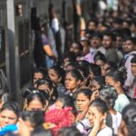 பிரேம்களில்: மும்பையின் ரயில் பயணிகளுக்கு வாழ்க்கைக்கும் வாழ்வாதாரத்திற்கும் இடையில்