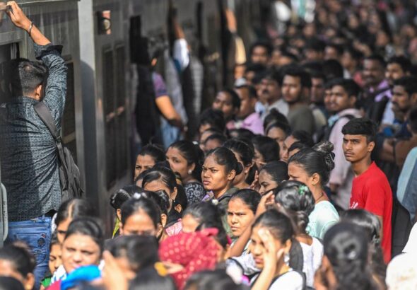 பிரேம்களில்: மும்பையின் ரயில் பயணிகளுக்கு வாழ்க்கைக்கும் வாழ்வாதாரத்திற்கும் இடையில்