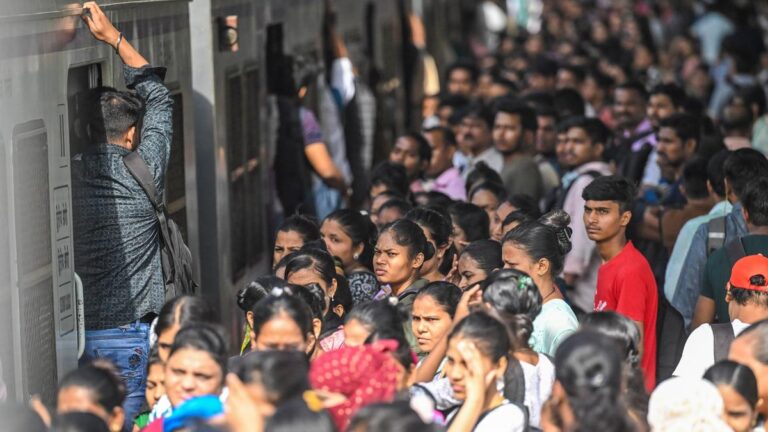 பிரேம்களில்: மும்பையின் ரயில் பயணிகளுக்கு வாழ்க்கைக்கும் வாழ்வாதாரத்திற்கும் இடையில்