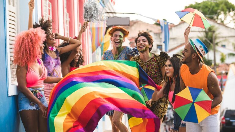 இந்த பெருமை மாதம் LGBTQ+ சமூகத்திற்கான பயணங்களையும் அனுபவங்களையும் க்யூரேட் செய்யும் சுற்றுப்பயணக் குழுக்களுடன் நாங்கள் பேசுகிறோம்