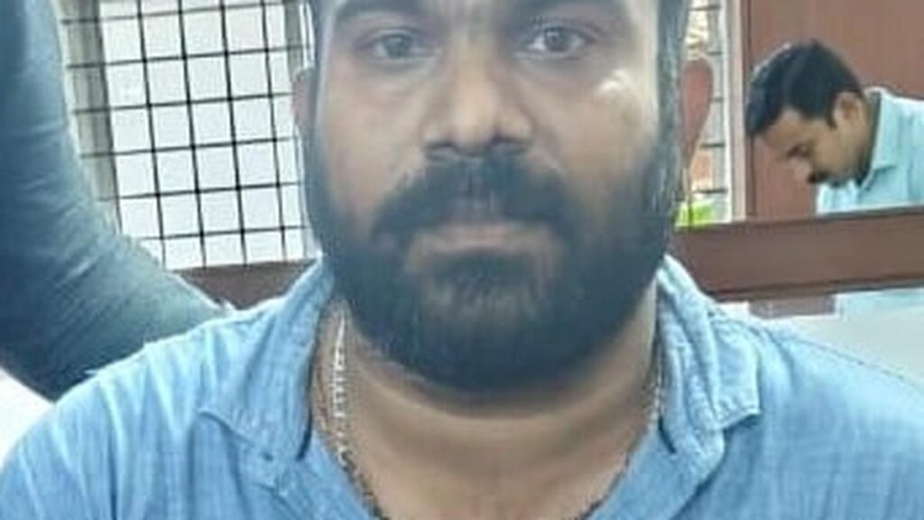 மங்களூருவில் லஞ்சக் குற்றச்சாட்டுகளில் கைது செய்யப்பட்ட ரியல் எஸ்டேட் முகவர் சர்வேயர், ரியல் எஸ்டேட் முகவர் மங்களூருவில் லஞ்சக் குற்றச்சாட்டுகளில் கைது செய்யப்பட்ட ரியல் எஸ்டேட் முகவர் சர்வேயர், ரியல் எஸ்டேட் முகவர்
