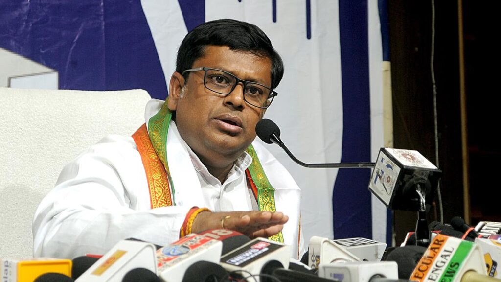 மேற்கு வங்கம் பாஜக தலைவர் ‘பாலியல் தொழிலாளர்கள்’ கருத்தை எதிர்கொள்கிறார் மேற்கு வங்கம் பாஜக தலைவர் ‘பாலியல் தொழிலாளர்கள்’ கருத்தை எதிர்கொள்கிறார்