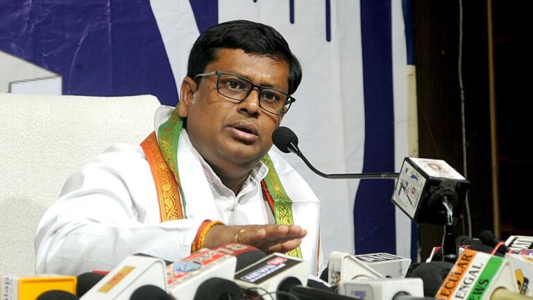 மேற்கு வங்கம் பாஜக தலைவர் ‘பாலியல் தொழிலாளர்கள்’ கருத்தை எதிர்கொள்கிறார்