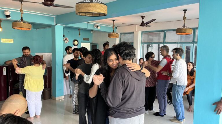 பெருமை மாதத்திற்கு அப்பால்: இந்தியாவில் ஆண்டு முழுவதும் வினோதமான இடங்களின் எழுச்சி