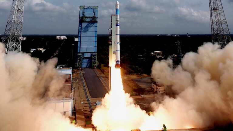 எஸ்.எஸ்.எல்.வி துவக்கங்களை உருவாக்க, சொந்தமாக மற்றும் வணிகமயமாக்க ஹால் 11 511-கோடி ஒப்பந்தத்தை வென்றது
