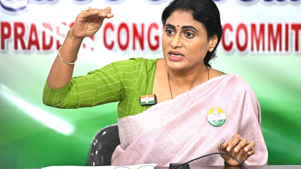 ஜெகனும் கே.சி.ஆரும் தலைமையில் இருந்தபோது எனது தொலைபேசியும் தட்டப்பட்டது என்று ஏபிசிசி தலைமை ஷர்மிலா குற்றம் சாட்டினார் ஜெகனும் கே.சி.ஆரும் தலைமையில் இருந்தபோது எனது தொலைபேசியும் தட்டப்பட்டது என்று ஏபிசிசி தலைமை ஷர்மிலா குற்றம் சாட்டினார்